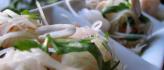 Salade de papaye verte, crevettes et herbes fraîches 